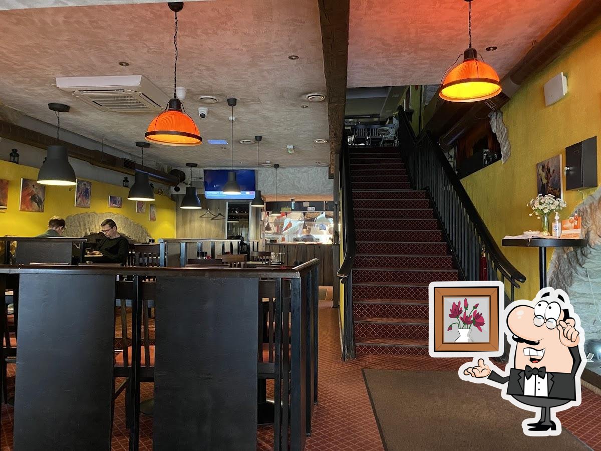 Посмотрите на внутренний интерьер "Meat&Wine Steak House Tallinn".