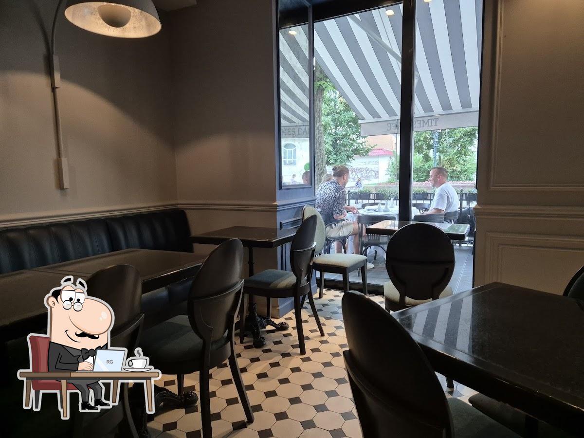 Посмотрите на внутренний интерьер "Times Cafe".