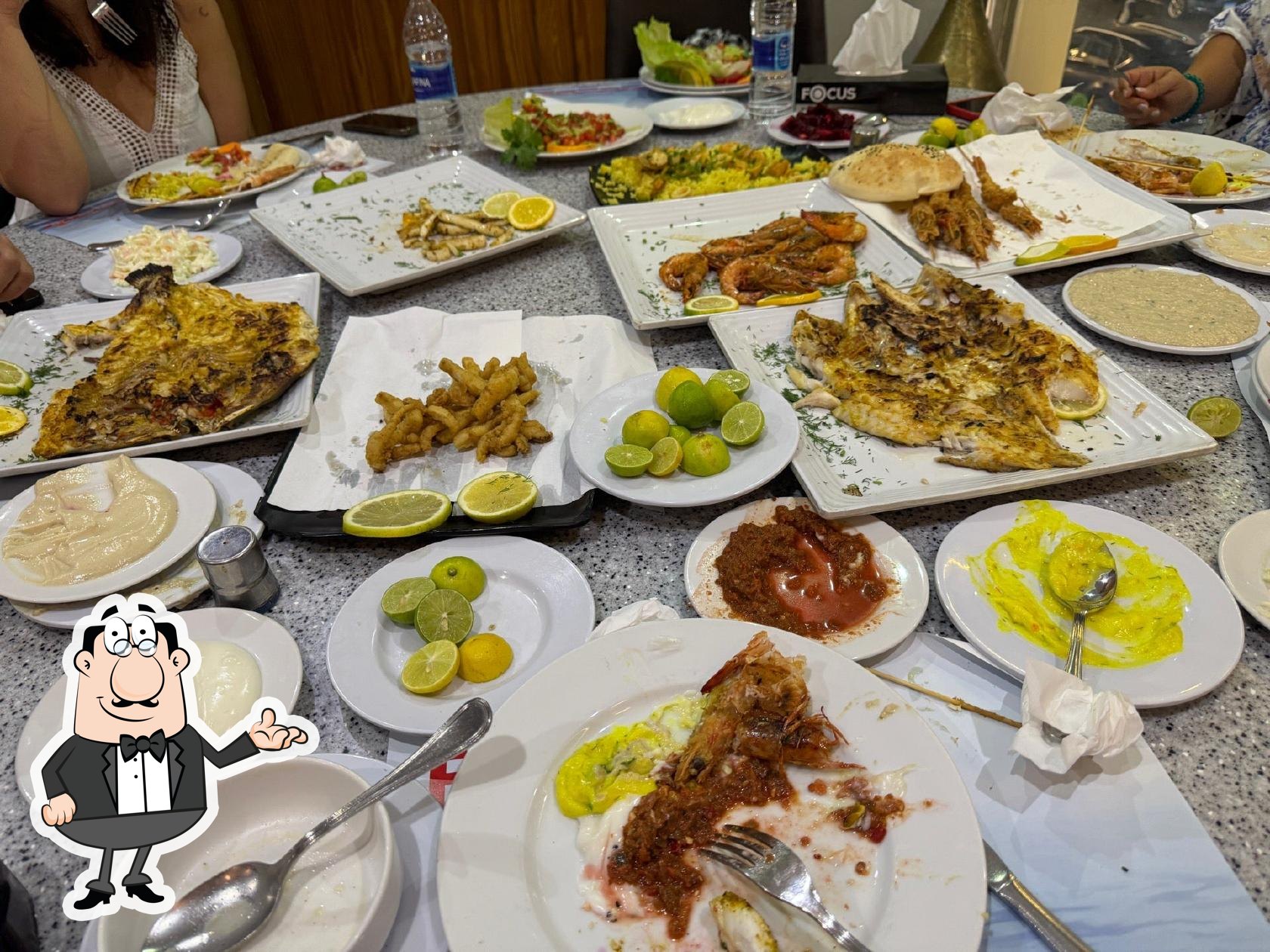 Посмотрите на внутренний интерьер "Fares Traditional Restaurant".