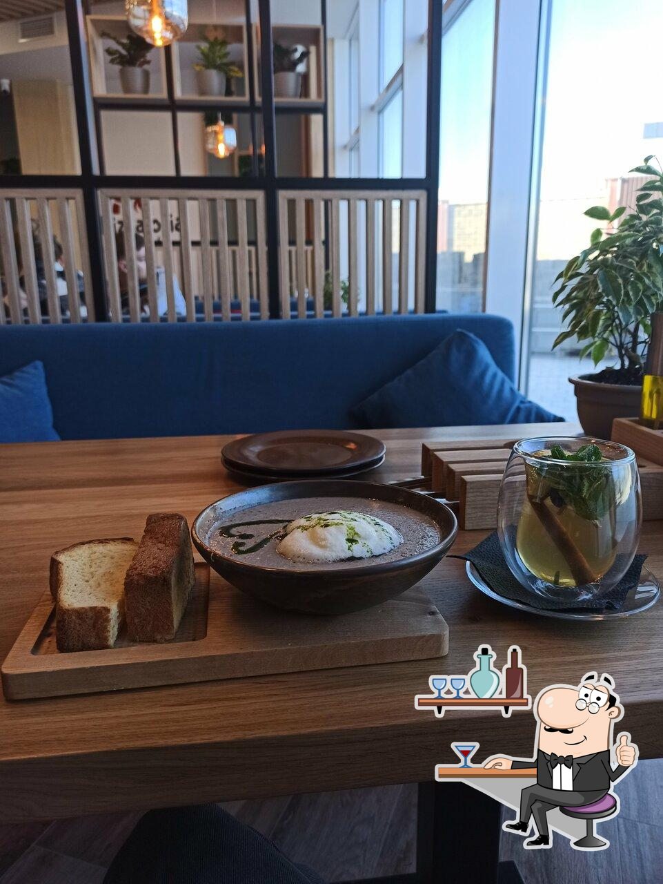 Посмотрите на внутренний интерьер "Пиццатория".