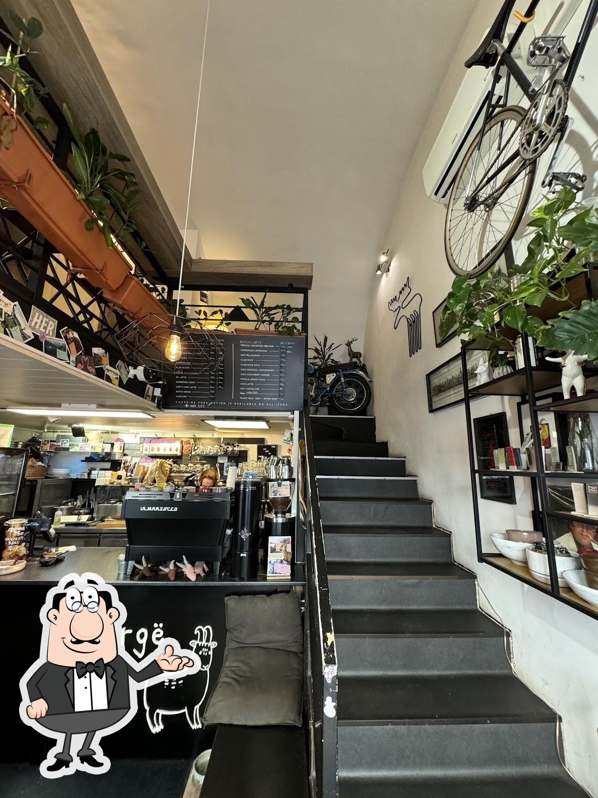 Посмотрите на внутренний интерьер "Zërgë Coffeeshop".
