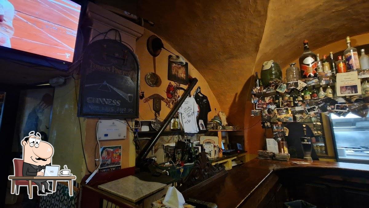 Посмотрите на внутренний интерьер "Bar Risto "Grotte di Nerone" di Tacca G. C. Snc".