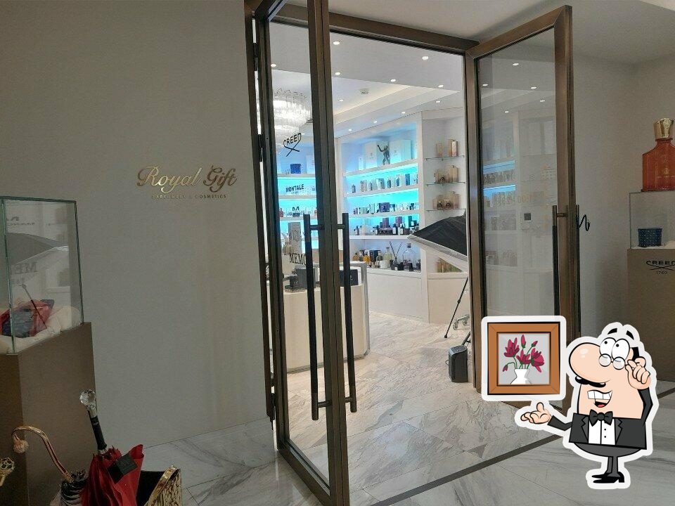 Посмотрите на внутренний интерьер "La Rivière Restaurant".
