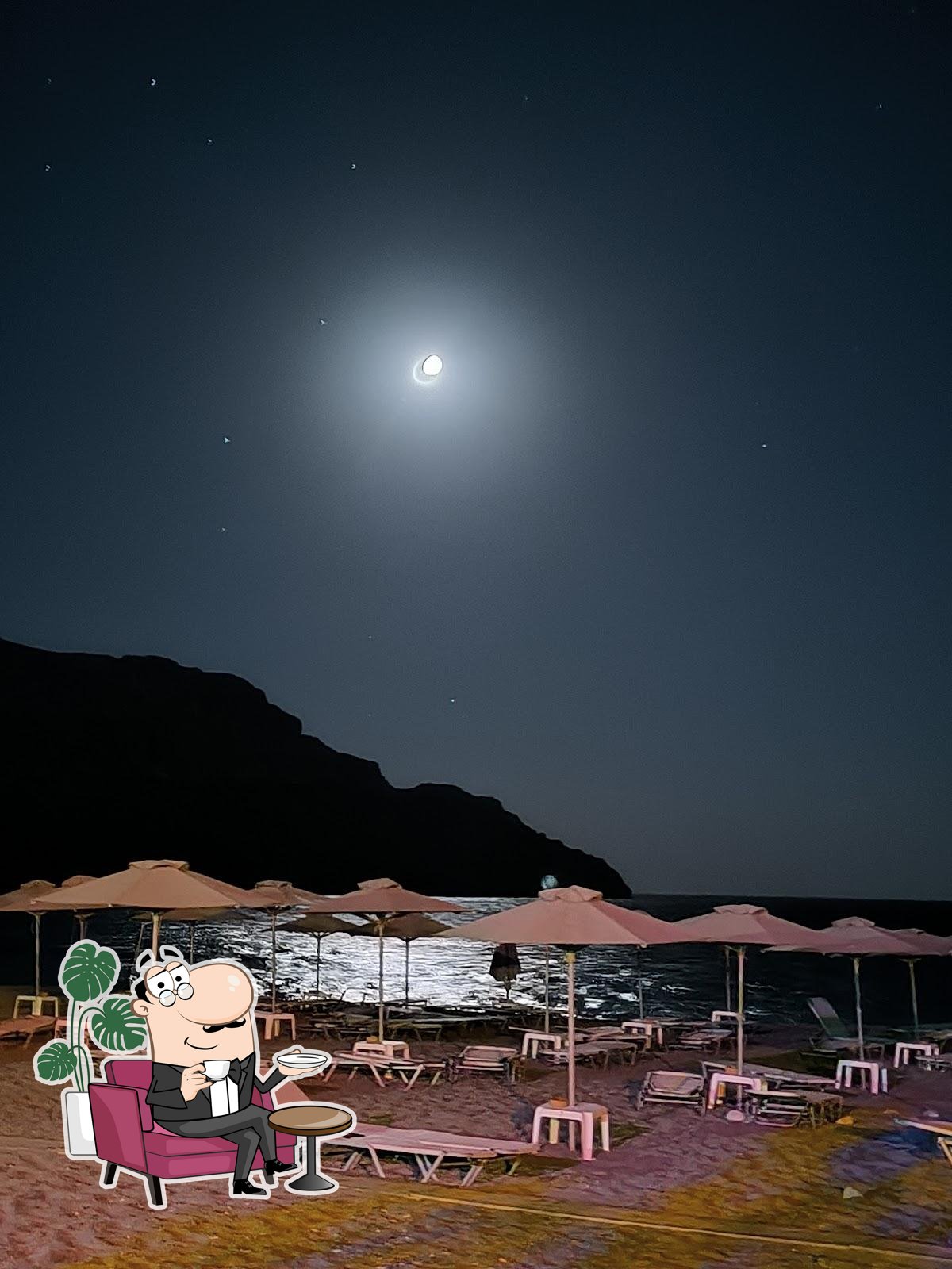 Посмотрите на внутренний интерьер "Alianthos Seaside Restaurant".