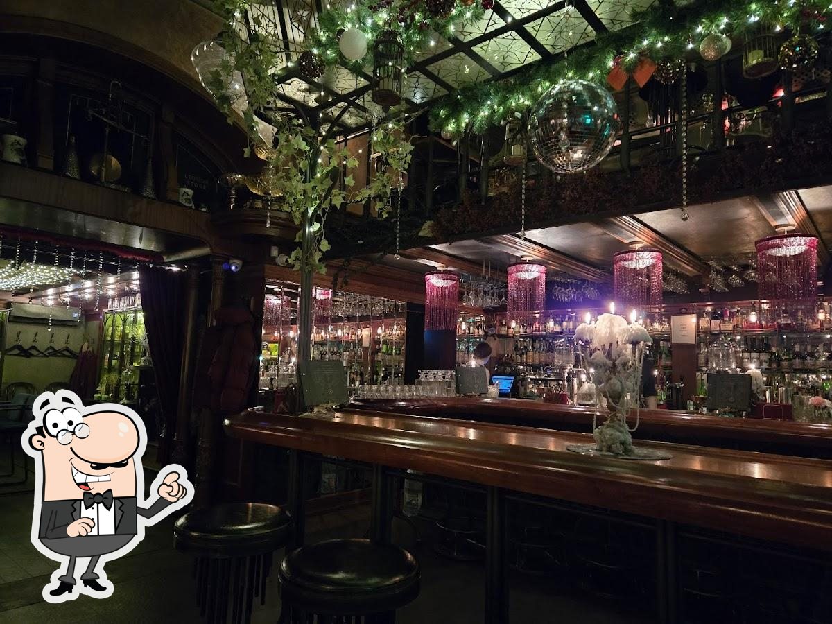 Посмотрите на внутренний интерьер "Zelda Bar".
