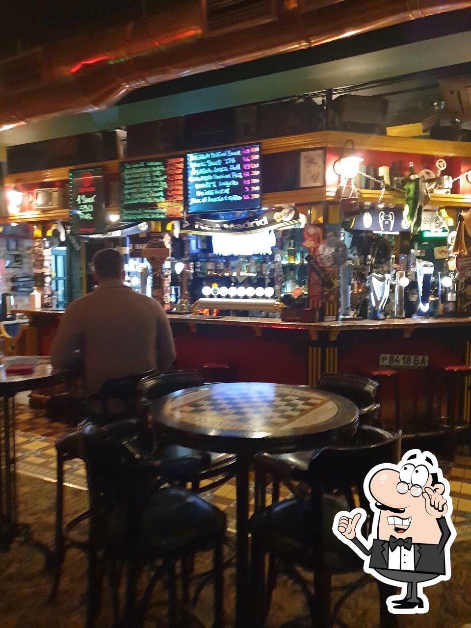 Забронируйте столик в "Harat’s Pub".