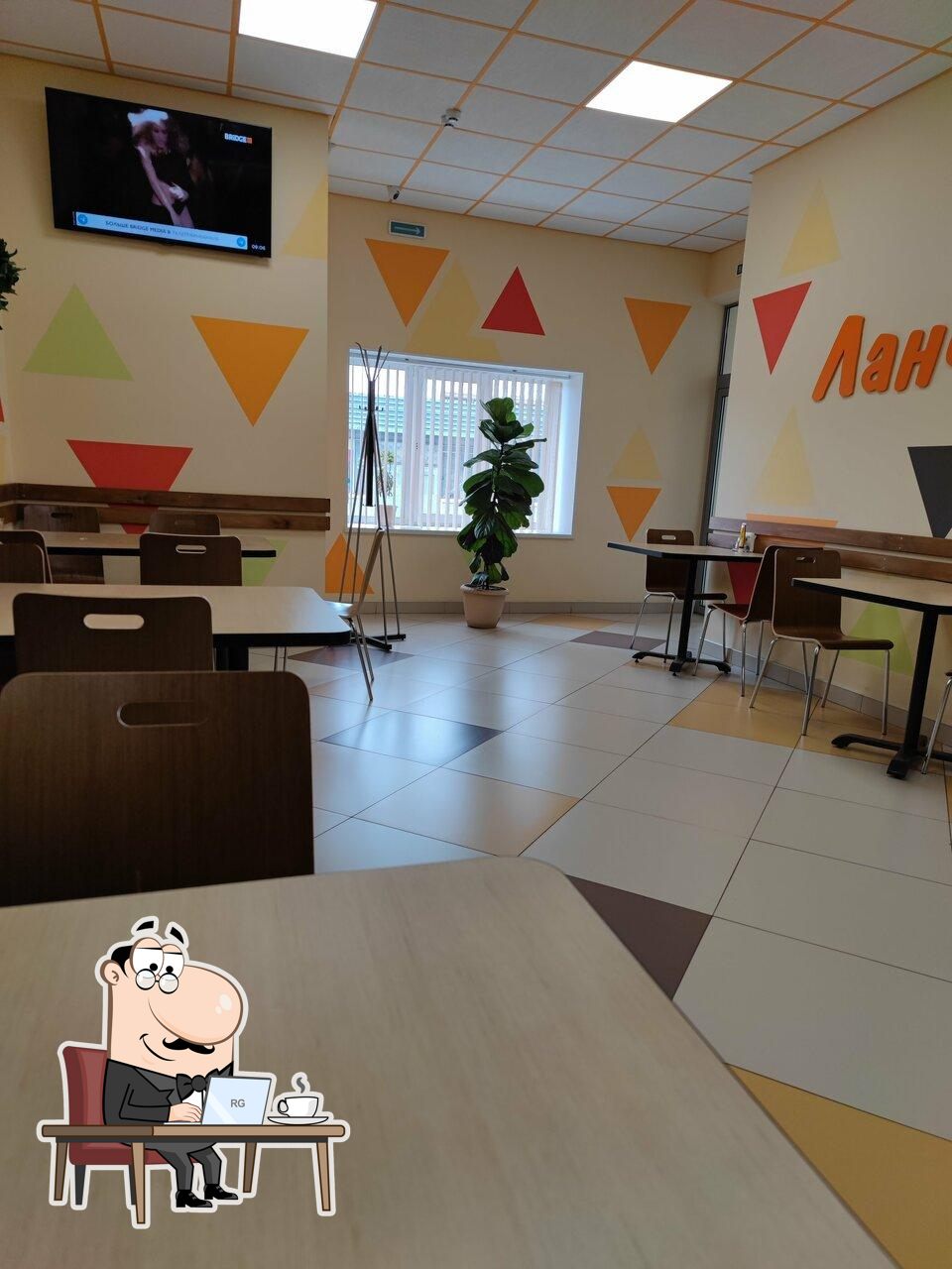 Посмотрите на внутренний интерьер "Ланч-Тайм".