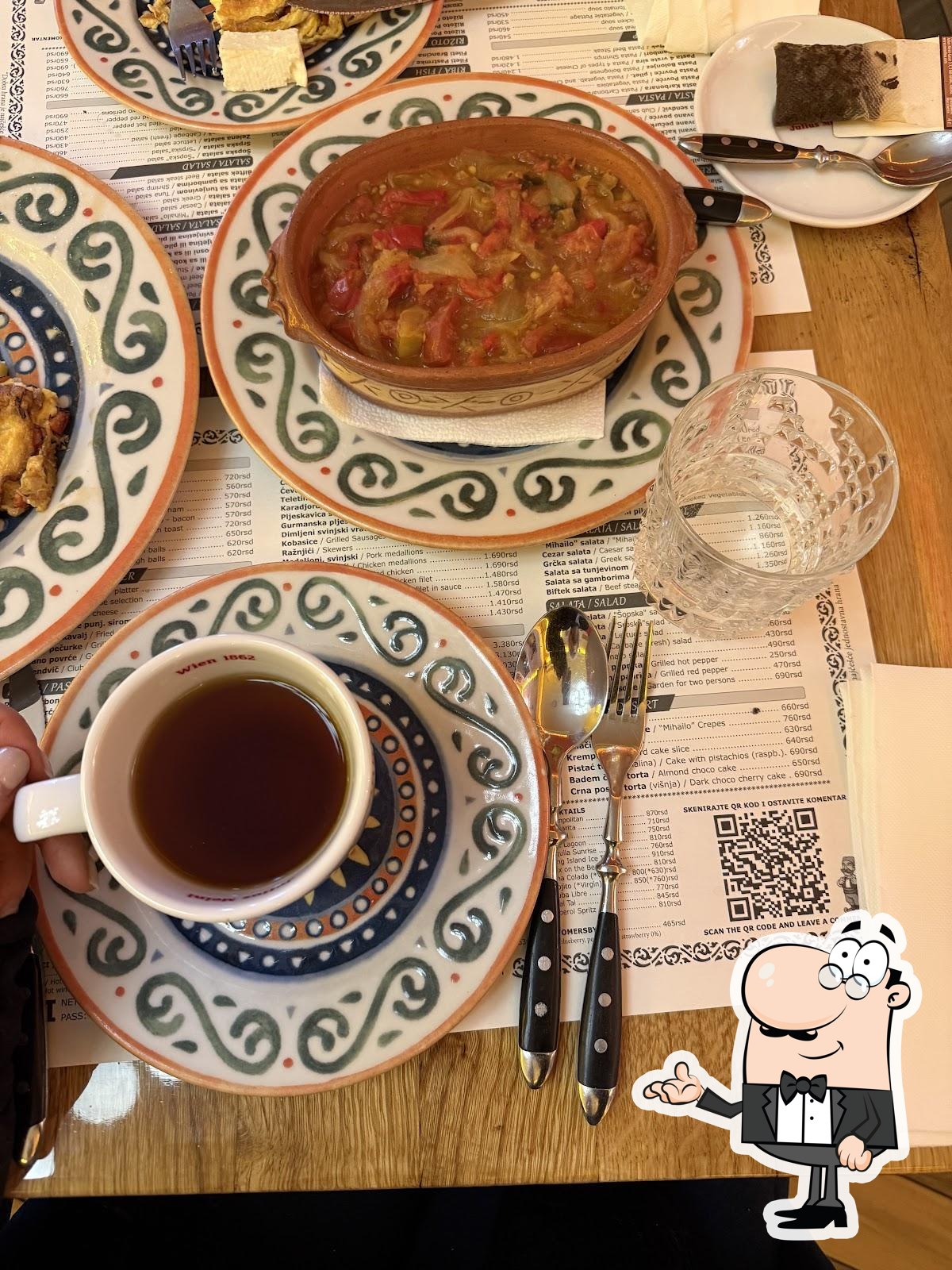 Посмотрите на внутренний интерьер "Restoran Mihailo".