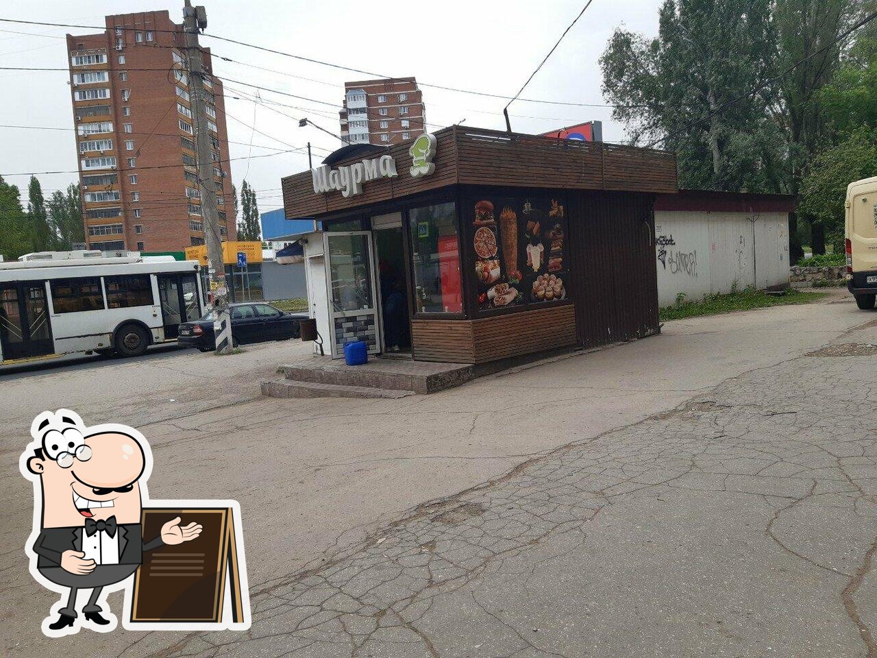 Наслаждайтесь свежим воздухом и видом, открывающемся из "Шаурма".