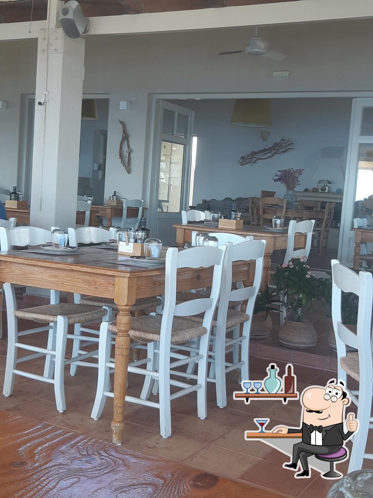 Посмотрите на внутренний интерьер "Plateia Myrthios".