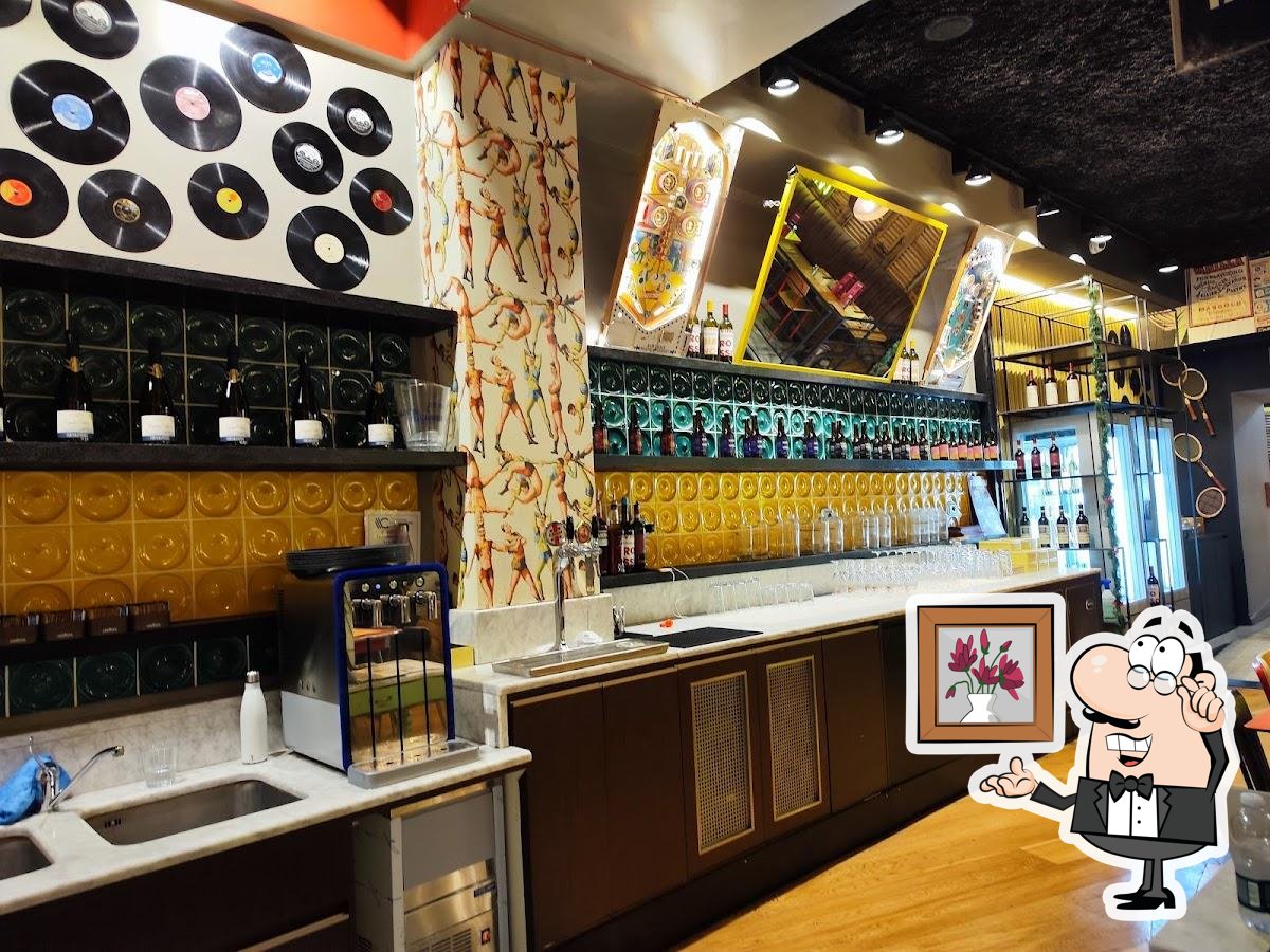 Посмотрите на внутренний интерьер "Fradiavolo Pizzeria - Bologna".