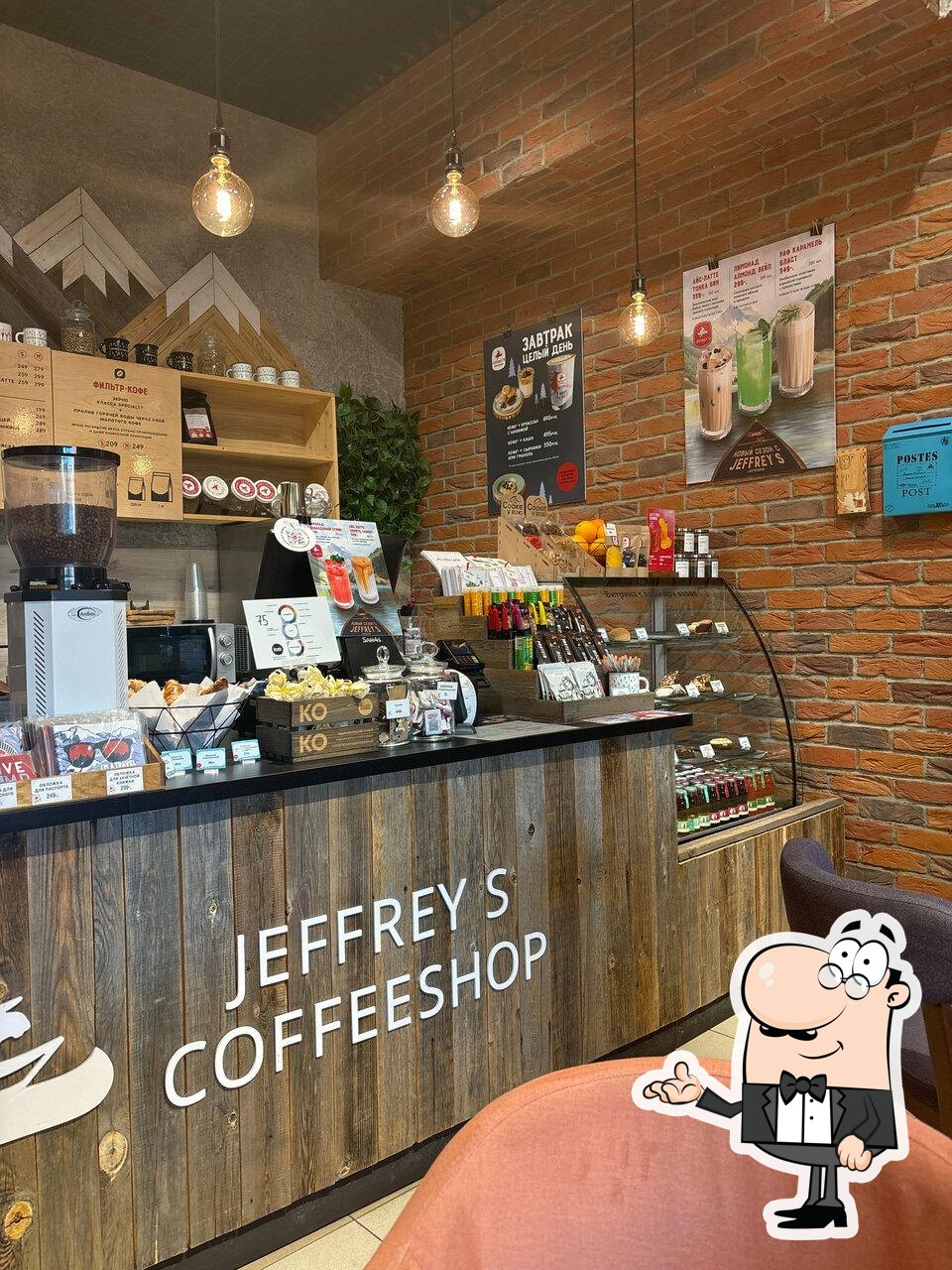 Посмотрите на внутренний интерьер "Jeffrey's Coffeeshop".