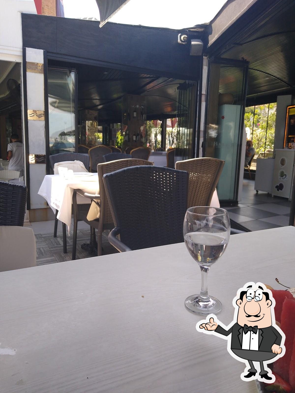 Забронируйте столик в "Harbour Kitchen & Bar".