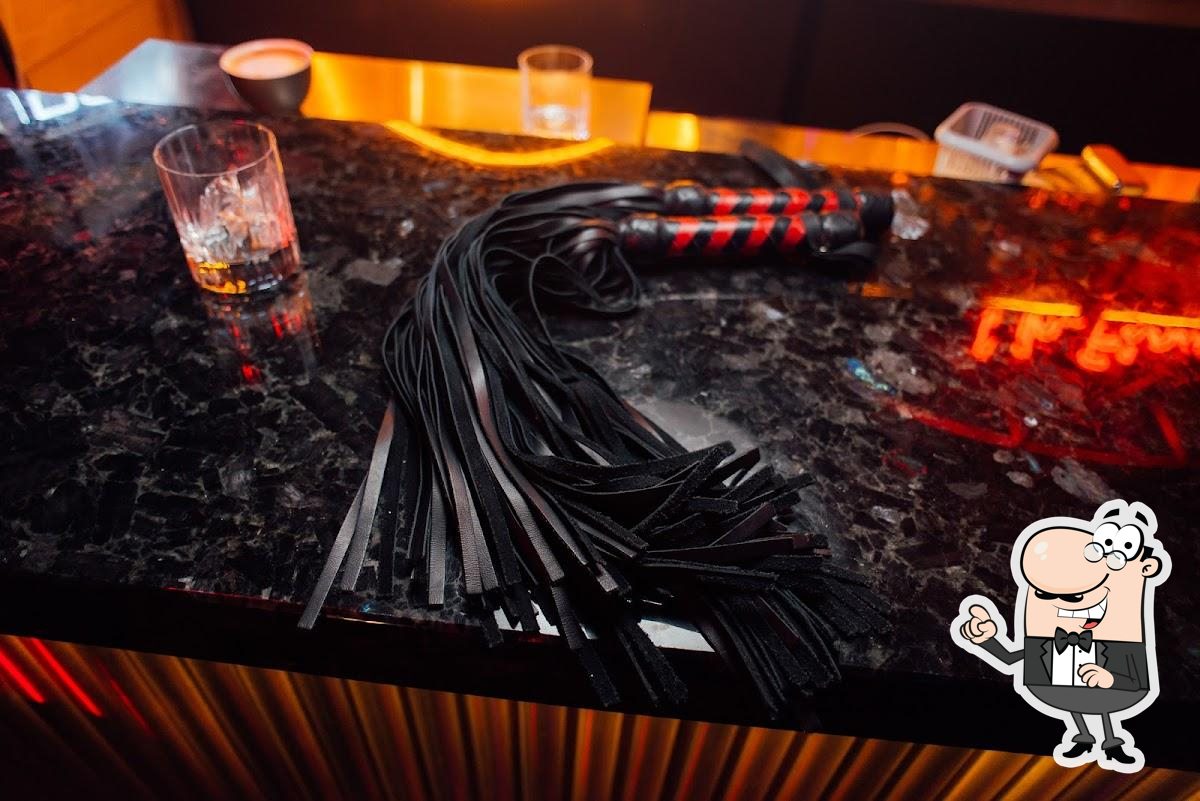 Забронируйте столик в "mr.First strip club".