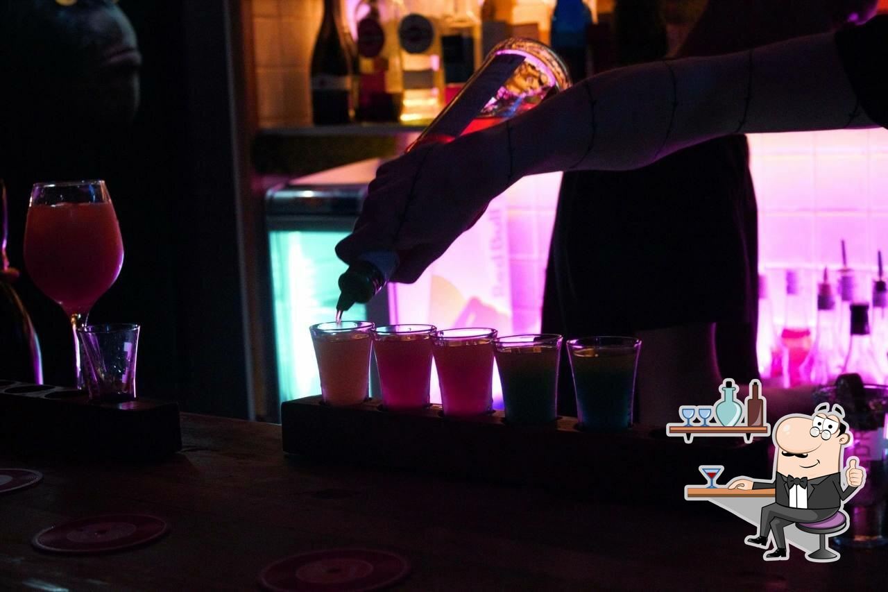 Забронируйте столик в "Monkey Bar".