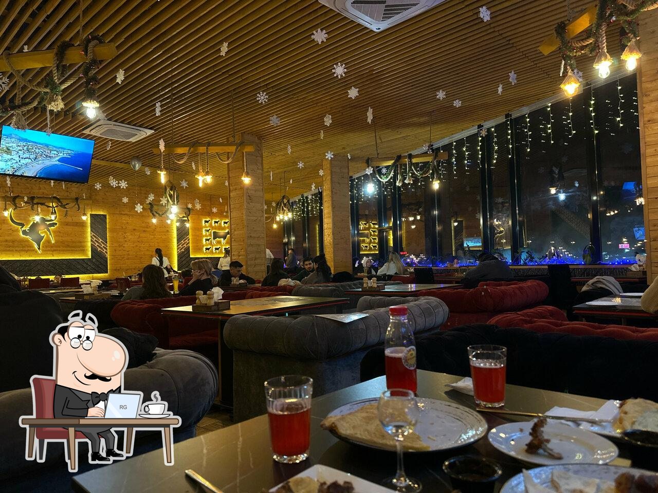 Посмотрите на внутренний интерьер "Мясо&Хлеб".