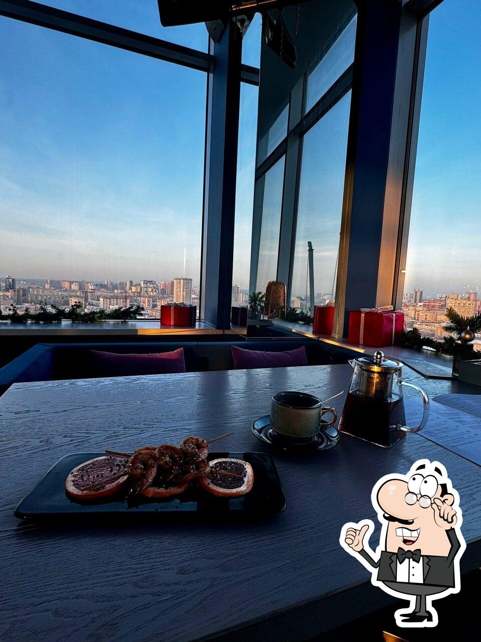 Посмотрите на внутренний интерьер "Sky lounge".