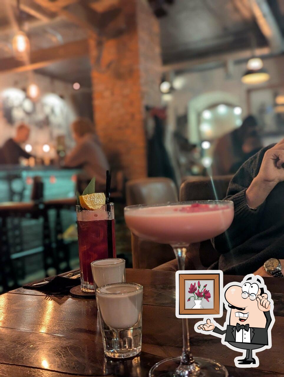 Посмотрите на внутренний интерьер "Facktory Bar & Hookah".