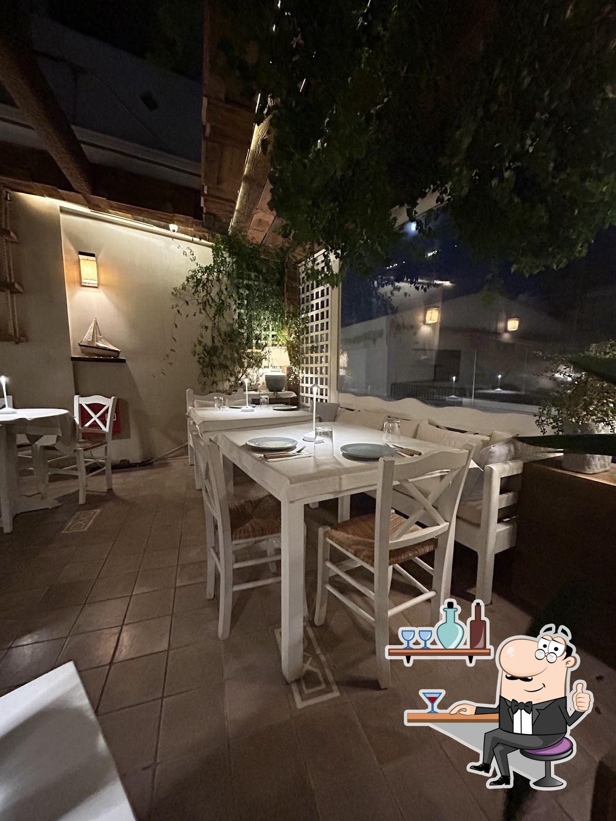 Посмотрите на внутренний интерьер "Medousa Restaurant Plakias".