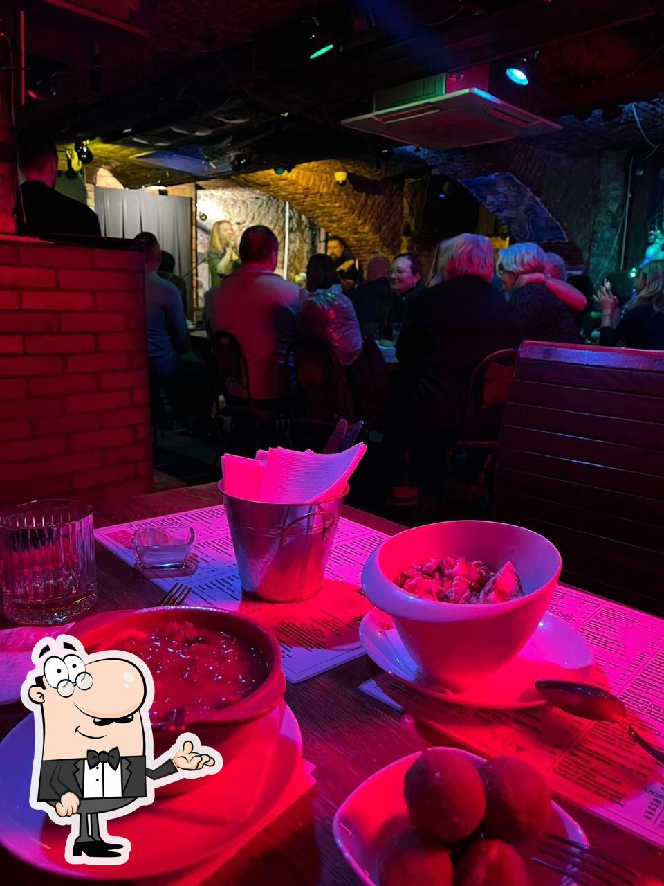 Посмотрите на внутренний интерьер "Blues Club Hendricks".