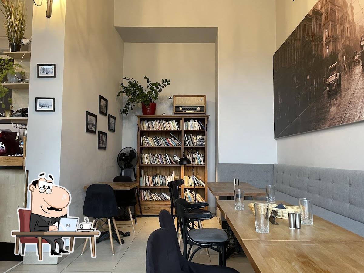 Интерьер "Bistro Warszawa Cafe".