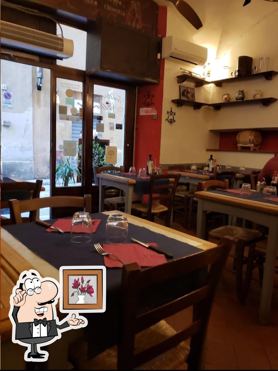 Посмотрите на внутренний интерьер "Trattoria Nella".