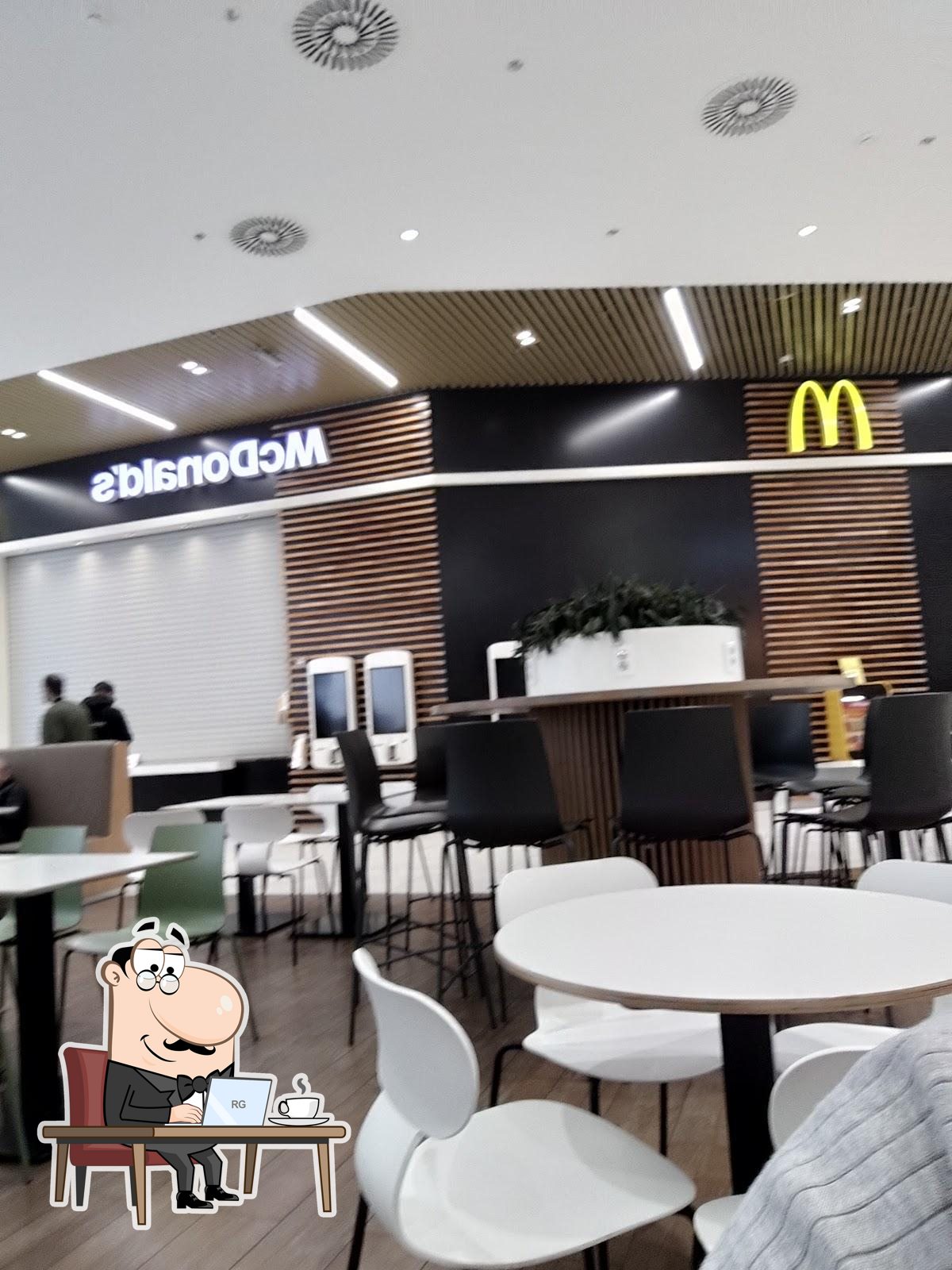 Посмотрите на внутренний интерьер "Varenik bar".