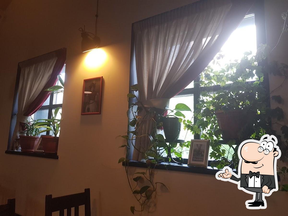 Посмотрите на внутренний интерьер "Paulaner".