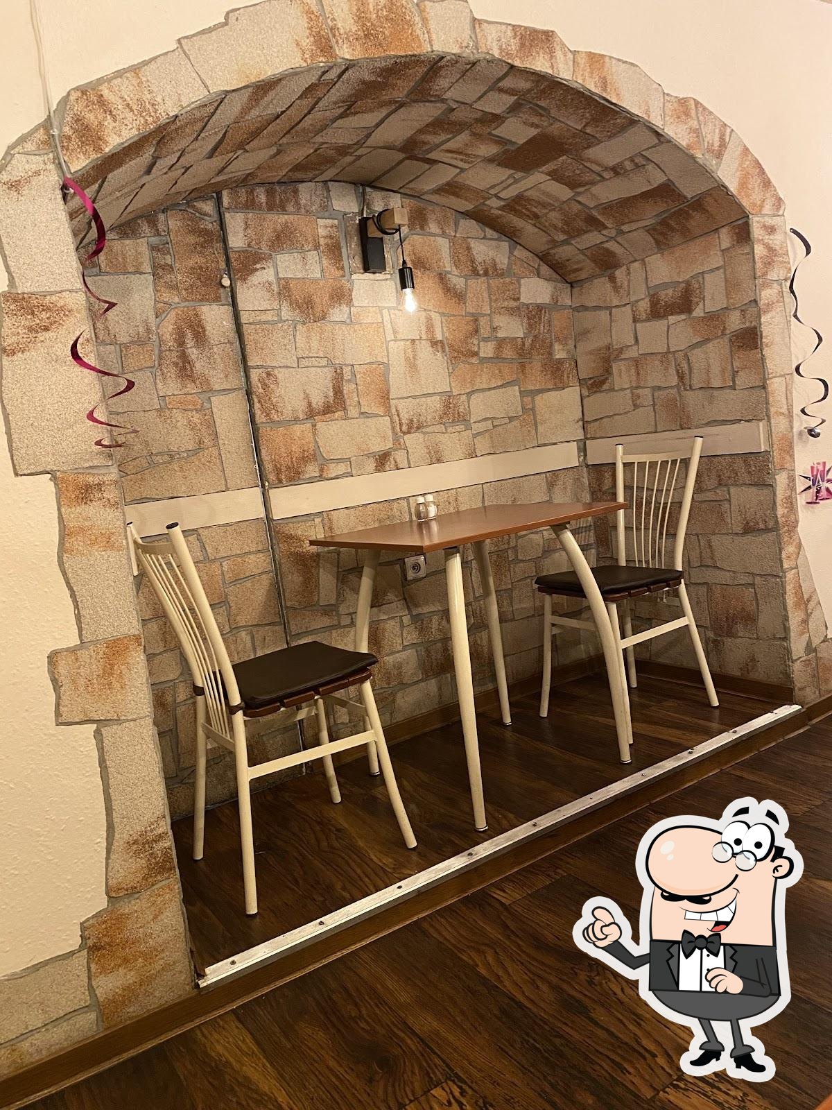 Посмотрите на внутренний интерьер "Lecso Hungarian Restaurant".