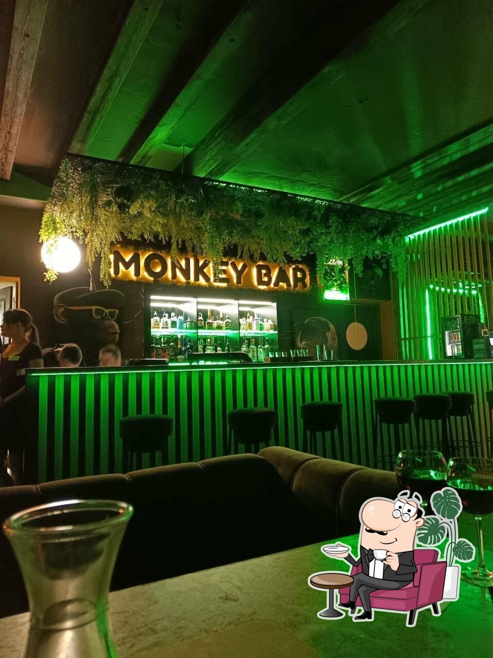 Посмотрите на внутренний интерьер "Monkey Bar".