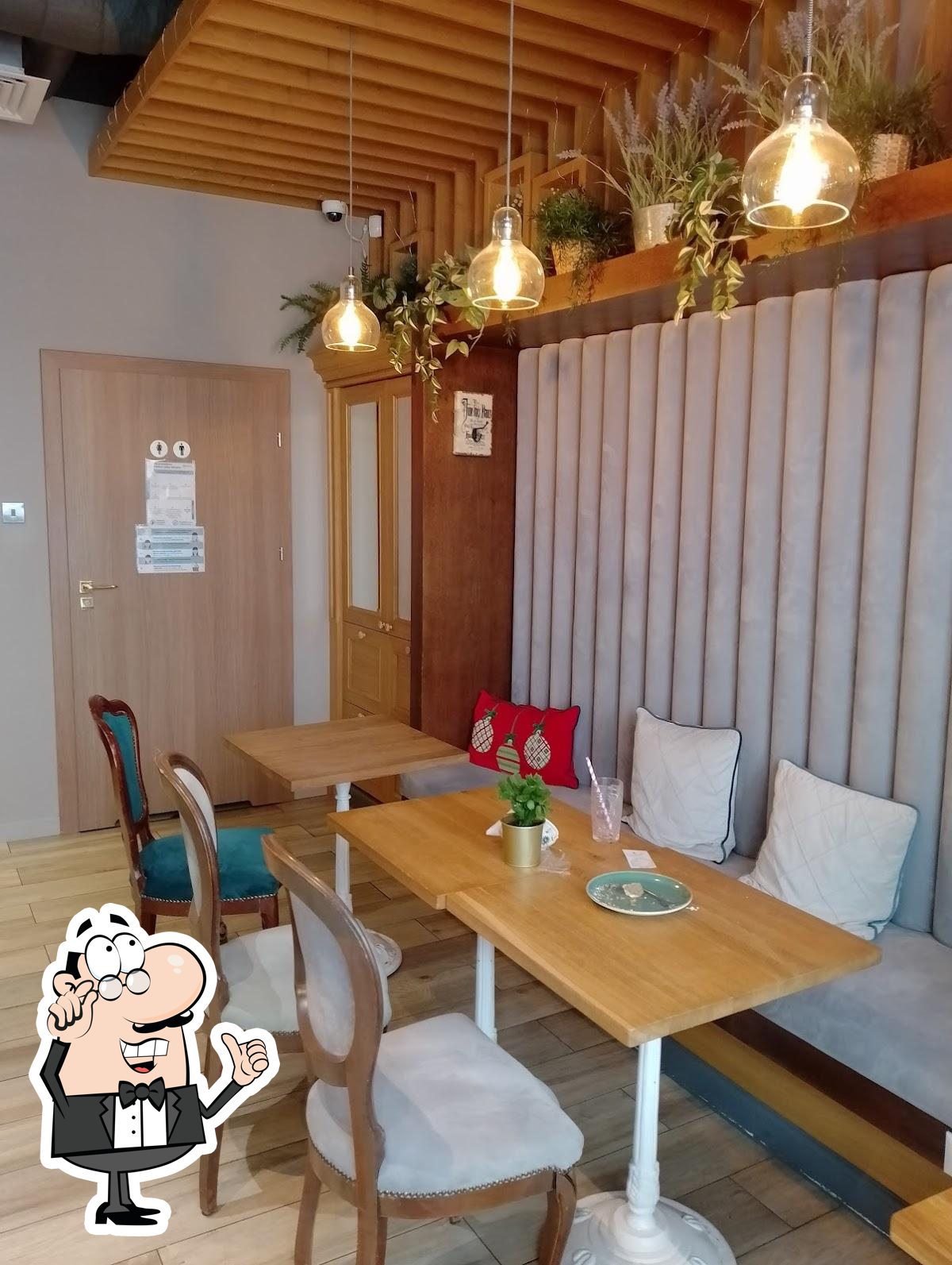 Посмотрите на внутренний интерьер "Ach Cafe".