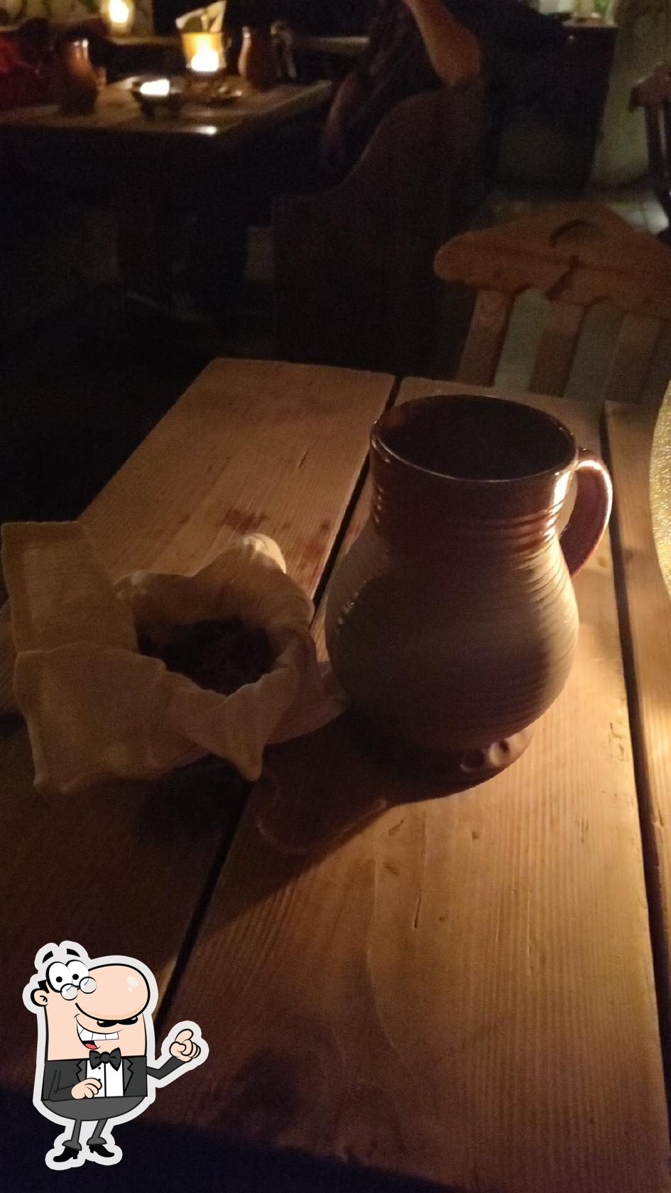 Посмотрите на внутренний интерьер "Ресторан средневековой кухни Olde Hansa".