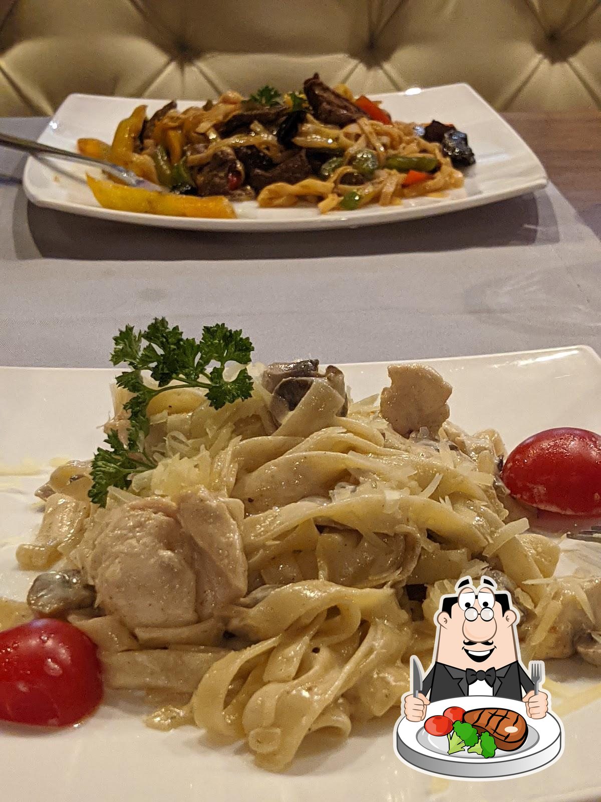 Тут большой ассортимент мясных блюд.