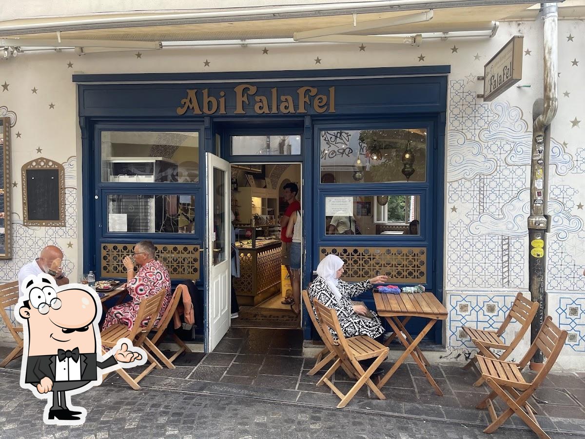 Посмотрите на внутренний интерьер "Abi Falafel".