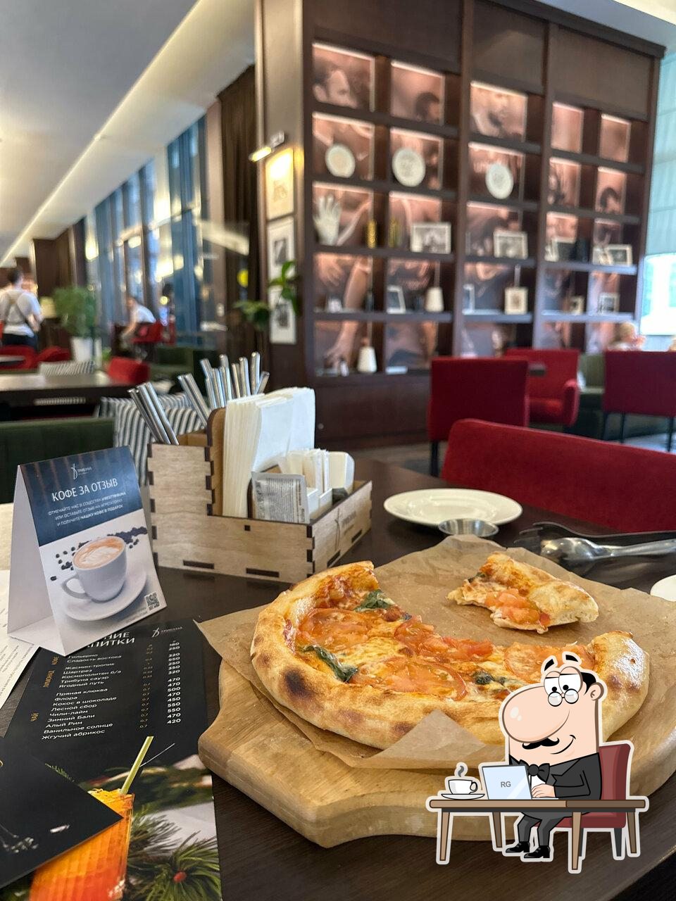 Посмотрите на внутренний интерьер "Трибуна".