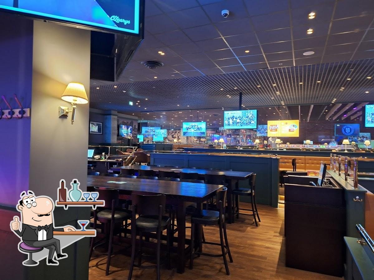 Интерьер "O'Learys".