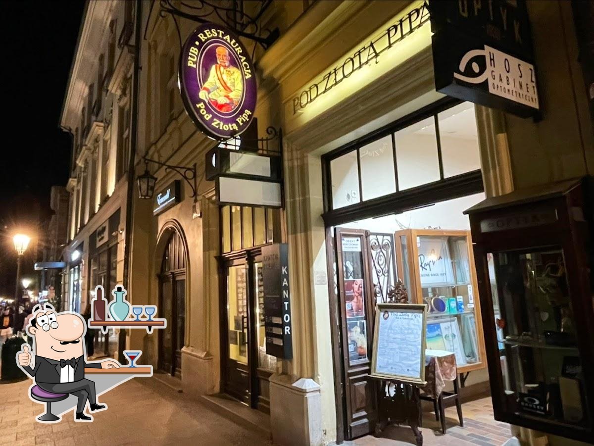 Посмотрите на внутренний интерьер "Restauracja Piwnica pod Złotą Pipą".