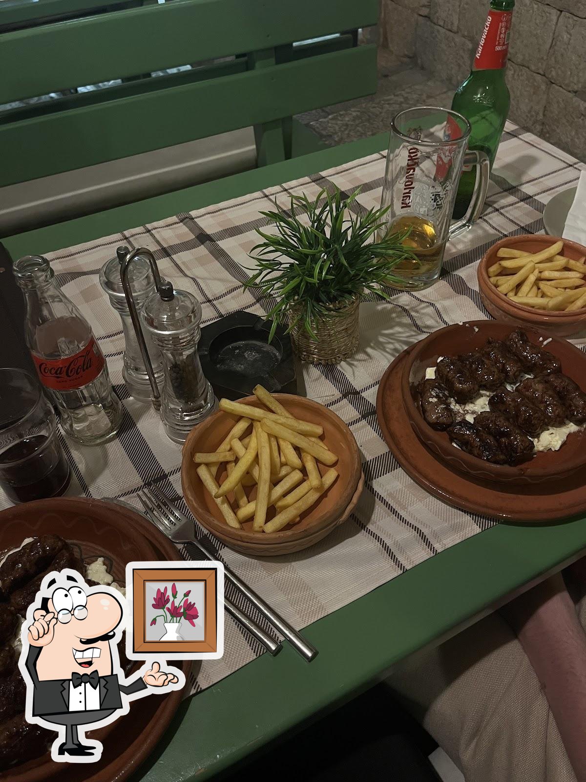 Посмотрите на внутренний интерьер "Bistro Sarajevo".