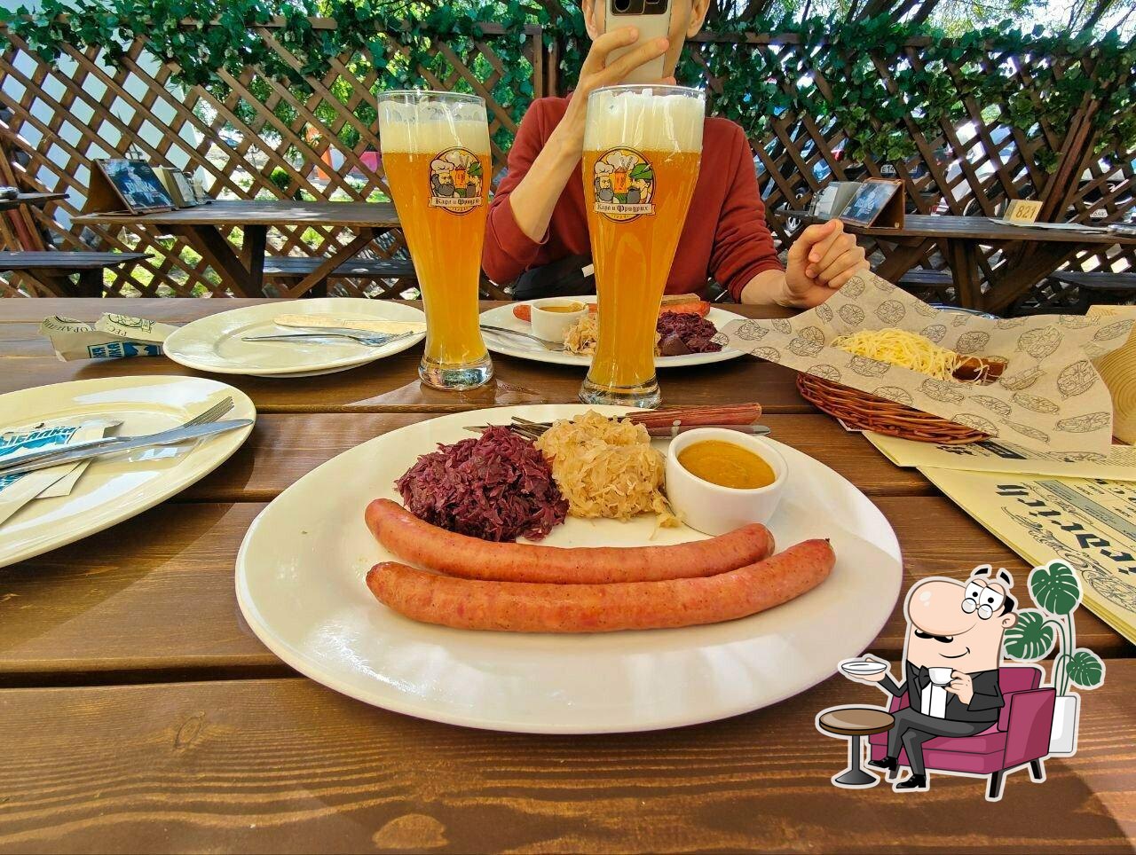 Посмотрите на внутренний интерьер "Карл и Фридрих".