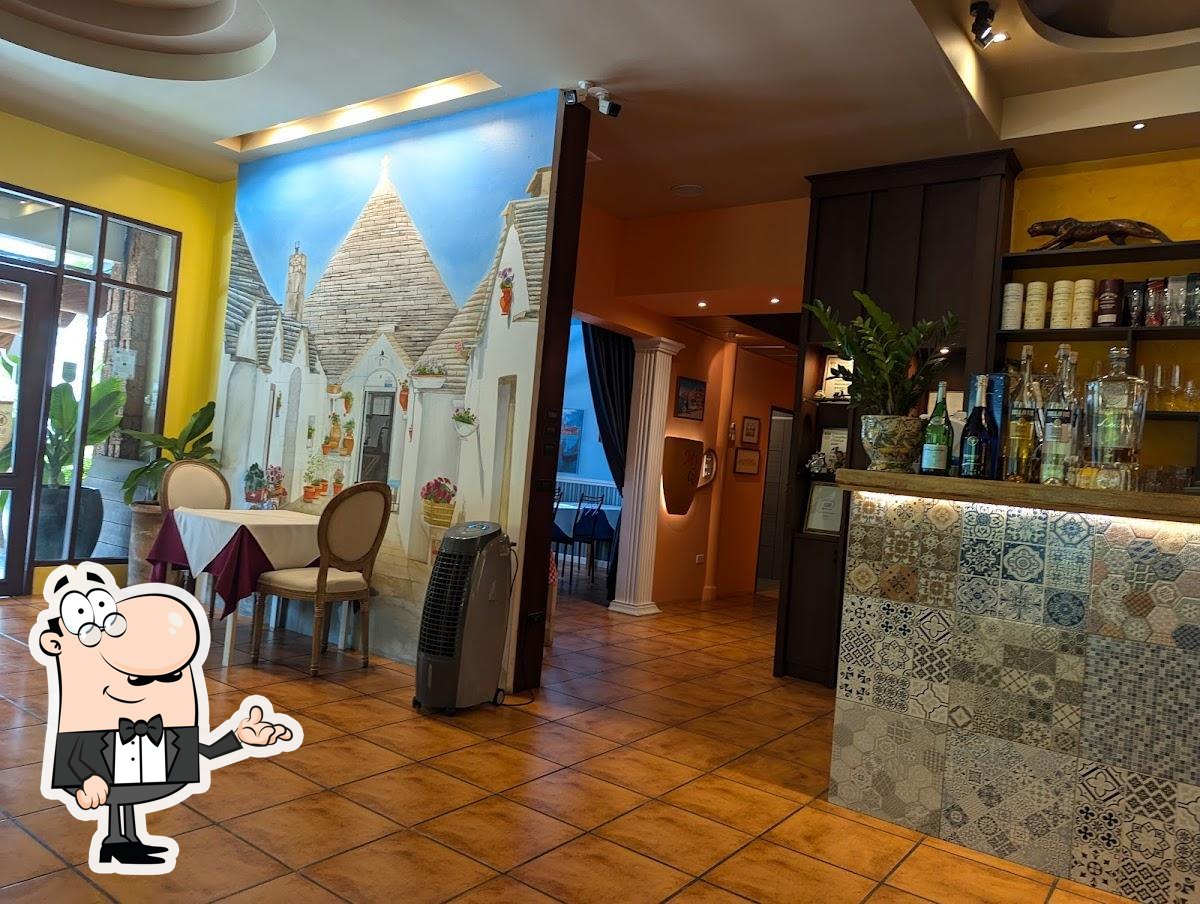 Посмотрите на внутренний интерьер "Fusillo Italian Restaurant".