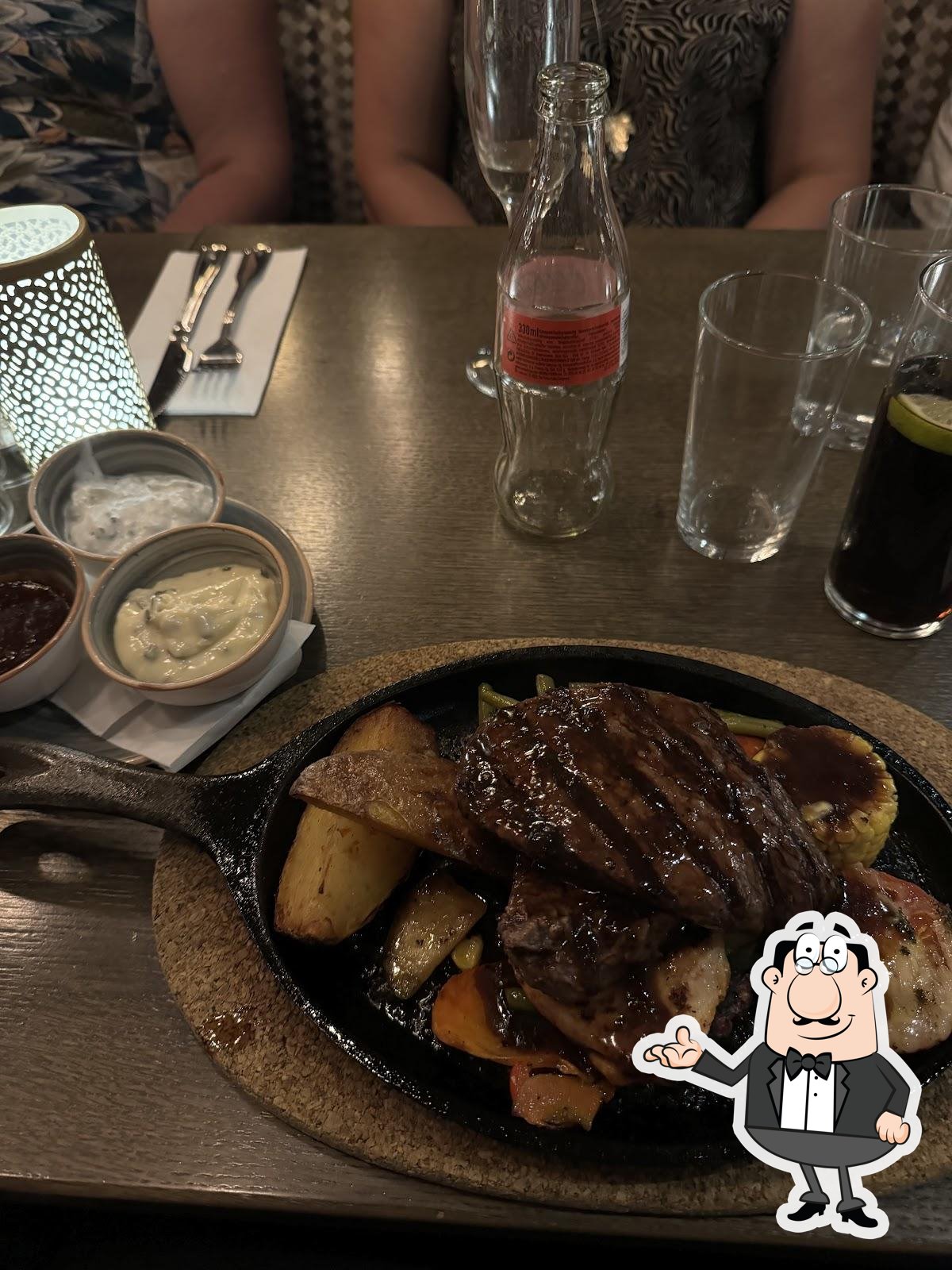 Посмотрите на внутренний интерьер "Drottninghof Grill & Bar".