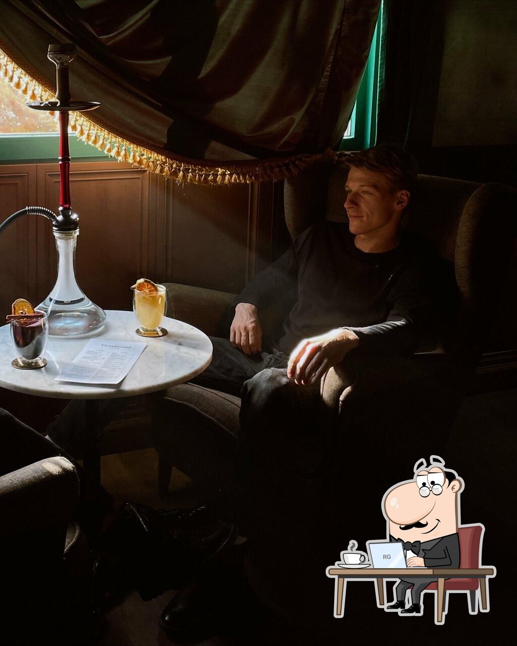 Посмотрите на внутренний интерьер "Goodwood Lounge".