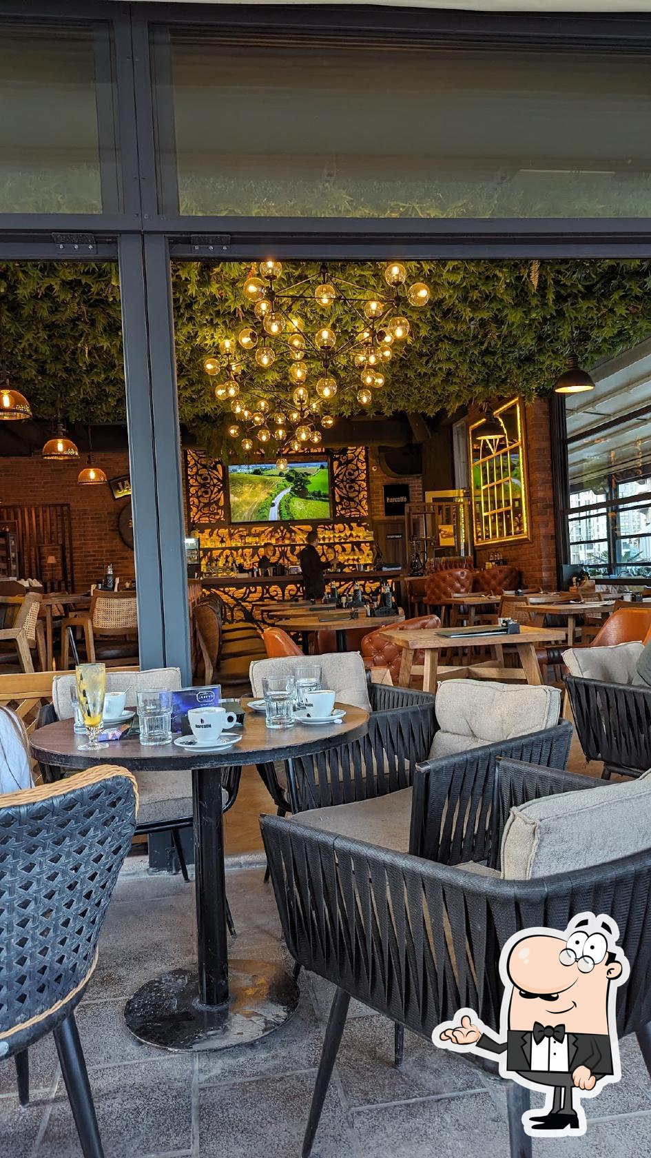 Забронируйте столик в "City Bistro Bar".