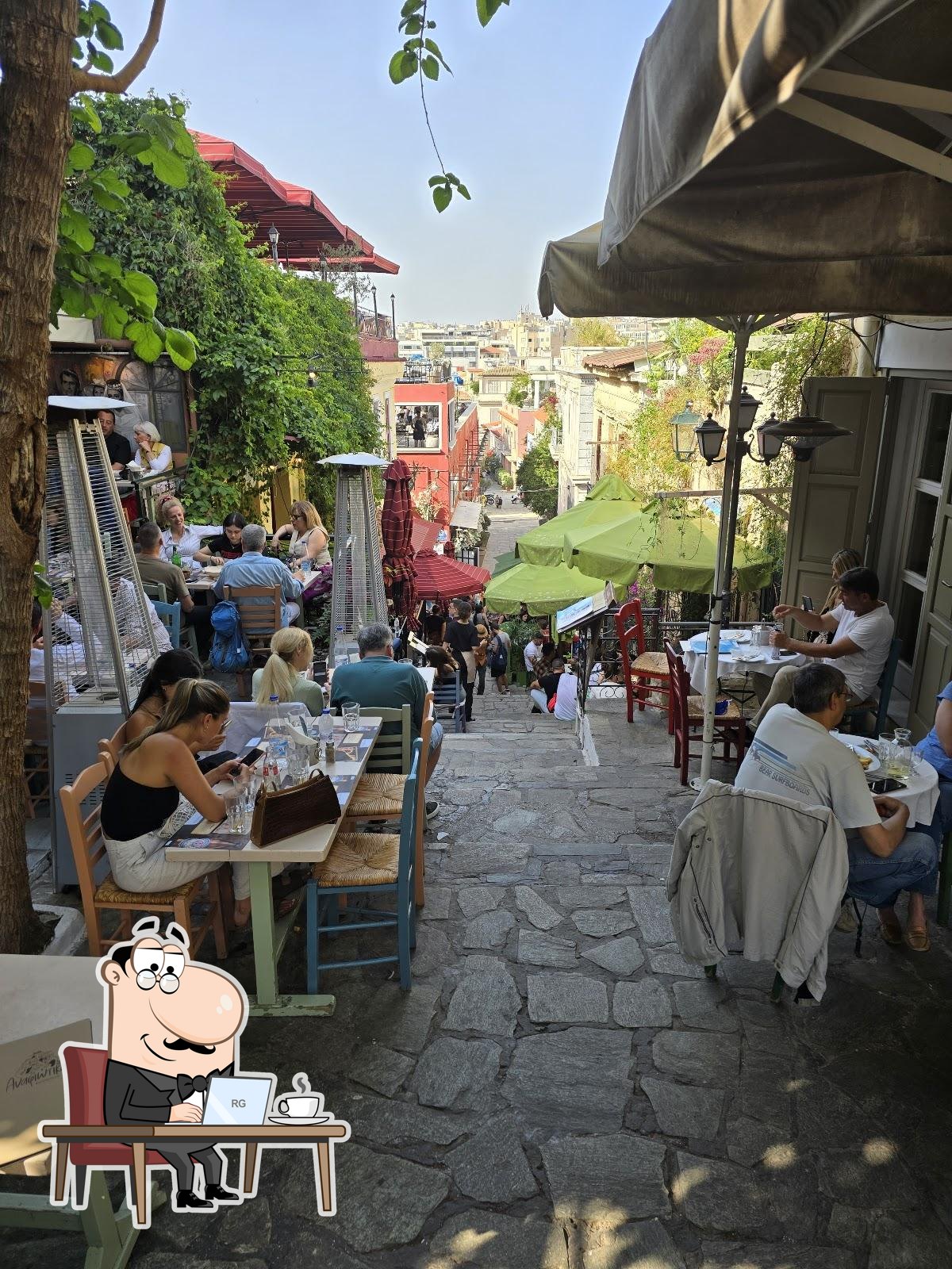 Посмотрите на внутренний интерьер "Anafiotika Cafe - Restaurant".