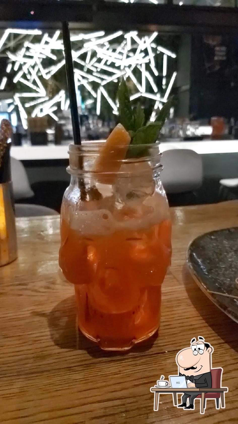 Забронируйте столик в "MoMix Bar Athens".