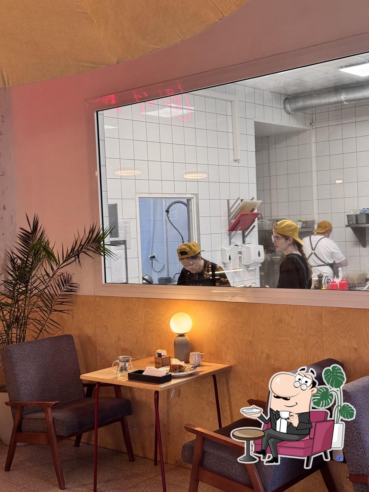 Забронируйте столик в "Лет ИТ би".