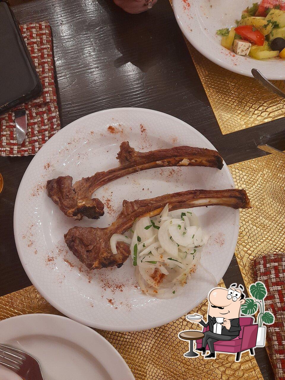 Забронируйте столик в "Дым и Мясо".