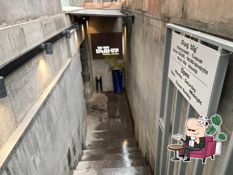 Забронируйте столик в "Клуб".