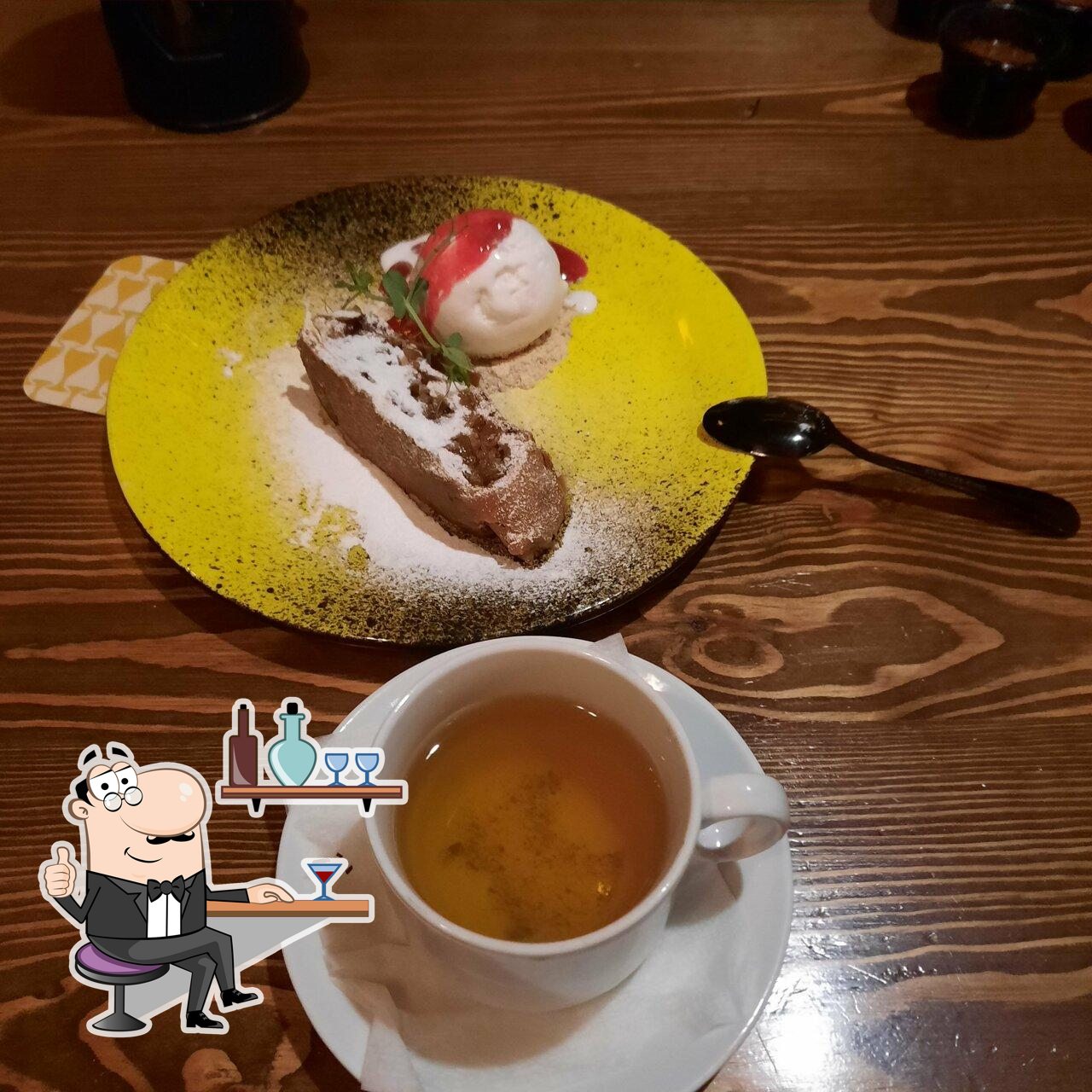 Посмотрите на внутренний интерьер "Gараж бар&гриль".