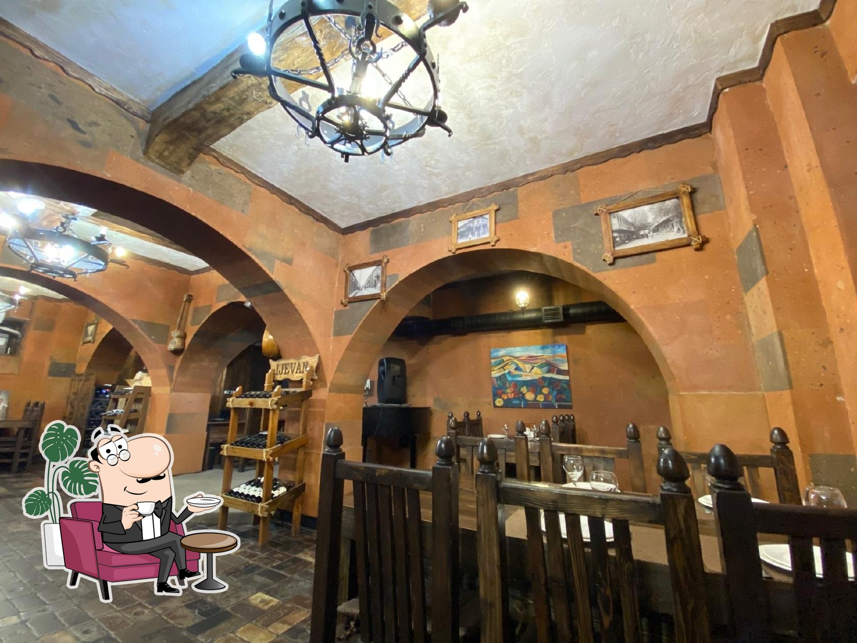 Посмотрите на внутренний интерьер "Dari Tavern".